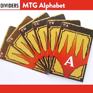 Può includere: Un ventaglio di sei divisori di carte alfabetiche per Magic: The Gathering. Ogni carta presenta una lettera da A a F, un design a fiamma rossa e gialla e il testo "MTG Alphabet" e "Dividers".