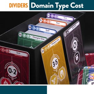 Pode incluir: Uma caixa preta cheia de divisores de cartas coloridos. Os divisores são rotulados com textos como "Unit", "Gear" e "Spell". Os cartões têm vários ícones e números, incluindo "0-2", "3-5" e "9+". O texto "DIVIDERS Domain Type Cost" está no topo.