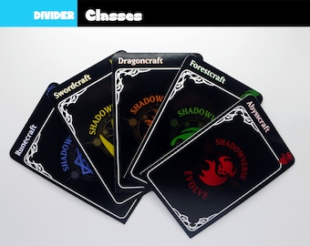 Puede incluir: Cinco cartas negras con bordes blancos y texto. Cada carta tiene un nombre de clase diferente: Runecraft, Swordcraft, Dragoncraft, Forestcraft y Abysscraft. Las cartas también tienen un símbolo en el centro, cada uno de un color diferente: azul, amarillo, naranja, verde y rojo.