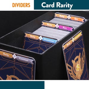 Pode incluir: Uma caixa preta para guardar cartas com divisórias rotuladas como "Dividers" e "Card Rarity". As divisórias separam pilhas de cartas, cada uma rotulada com um nível de raridade: Common, Uncommon, Rare, Epic e Overnumbered. As cartas têm um design azul e dourado.