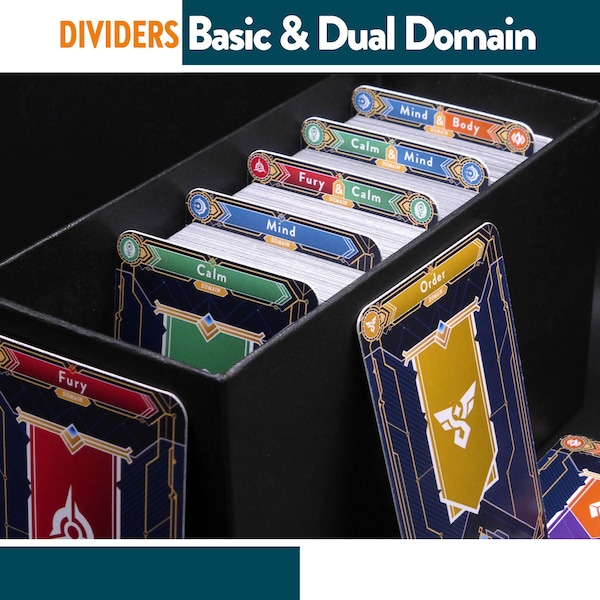 Può includere: Una scatola nera piena di divisori per carte. I divisori hanno etichette colorate con parole come "Fury", "Calm", "Mind" e "Body". Il testo "DIVIDERS Basic & Dual Domain" è in alto.