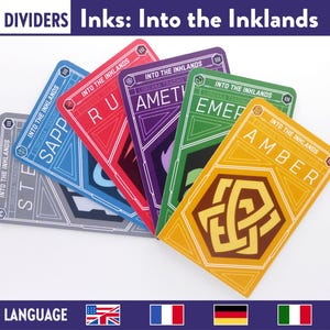 Pode incluir: Seis cartas coloridas com o texto "Into the Inklands" e diferentes nomes de tinta coloridos: Steel, Sapphire, Ruby, Amethyst, Emerald e Amber. Cada carta tem um símbolo único.