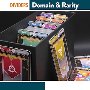 Op de afbeelding: Een zwarte kaartenopbergdoos met verdelers met het opschrift "Dividers Domain & Rarity". De verdelers zijn kleurgecodeerd en gelabeld met termen als "Fury", "Calm" en "Uncommon". De kaarten hebben een gouden rand en diverse symbolen.