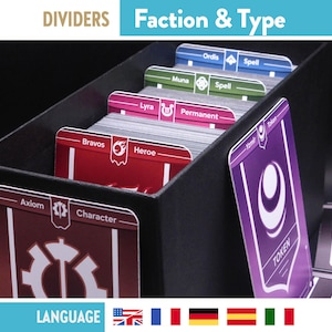 Può includere: Una scatola nera per riporre carte con divisori per organizzare le carte. I divisori sono codificati a colori ed etichettati con termini come "Ordis", "Muna", "Lyra" e "Bravos". L'immagine include anche una carta viola con l'etichetta "Token". Il testo "Dividers Faction & Type" è in alto.