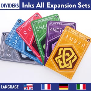 Pode incluir: Um conjunto de divisores de cartas coloridos para conjuntos de expansão, com textos como "Shimmering Skies", "Ursula's Return" e "The First Chapter". Os cartões são em azul, vermelho, verde, roxo e amarelo, com designs geométricos e texto branco.
