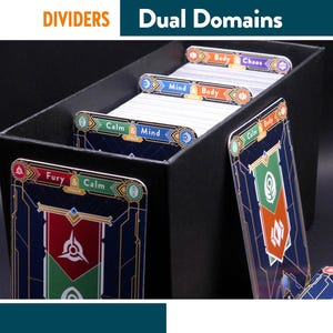 Pode incluir: Um organizador de cartas preto com divisórias com as etiquetas "Dividers" e "Dual Domains". As divisórias são decoradas com designs coloridos e texto como "Fury & Calm", "Calm & Mind" e "Body & Chaos". As cartas são brancas.