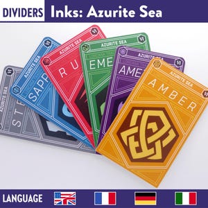 Pode incluir: Cartas de tinta Azurite Sea para um jogo de tabuleiro. As cartas são codificadas por cores com os nomes "Steel", "Sapphire", "Ruby", "Emerald", "Amethyst" e "Amber".
