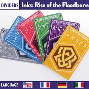 Pode incluir: Cinco cartas de jogo do jogo "Rise of the Floodborn" com os nomes "Steel", "Sapphire", "Ruby", "Emerald" e "Amethyst" impressos nelas. As cartas estão dispostas em forma de leque, com a carta superior sendo "Amber".