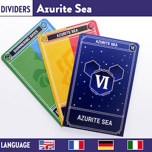 Pode incluir: Três cartas de jogo com o texto "Azurite Sea" em cada uma. A primeira carta é verde com o texto "Shimmering Skies" nela. A segunda carta é amarela com o texto "Azurite Sea" nela. A terceira carta é azul com o texto "Azurite Sea" e o número "VI" nela.