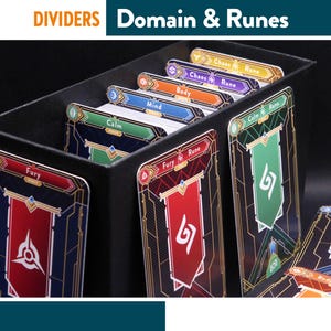 Pode incluir: Um organizador de cartas preto com divisórias rotuladas "Domain & Runes". As divisórias separam cartas com rótulos como "Fury", "Calm" e "Mind". Os cartões têm banners coloridos e designs geométricos.