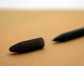 Remarkable marker cap with hand grip