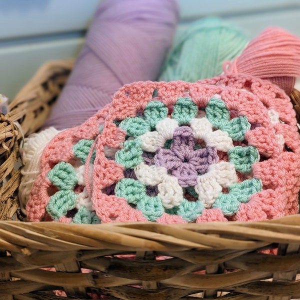 Easy granny square crochet pattern for beginners, step-by-step tutorial with pictures, tutorial in English with UK and US terms.