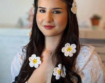 Modello PDF per fermagli per capelli a forma di fiore all'uncinetto. Decorazione per capelli ispirata a Lana Del Rey.