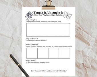 Op de afbeelding: Een wit papier met de tekst "Tangle It. Untangle It." en instructies voor tekenen en reflecteren. Een zwarte pen met gouden accenten ligt op het papier. Het papier wordt vastgehouden door een gouden clip.