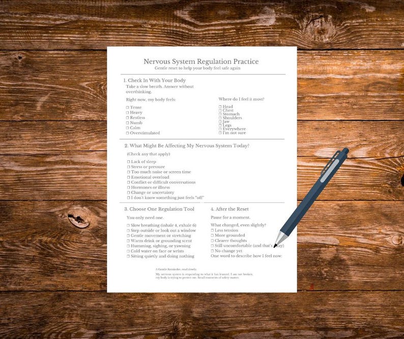 Op de afbeelding: Een wit vel papier met de titel "Nervous System Regulation Practice" en een blauwe pen op een houten oppervlak. Het papier bevat een checklist voor zelfevaluatie en regulatietechnieken.