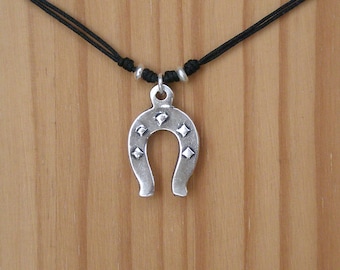 Collar con colgante de herradura de zamak de plata, amuleto de la suerte