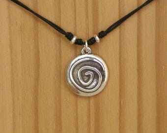 Colgante espiral de zamak plateado, collar de cordón de nailon
