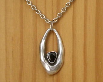 Collar con colgante ovalado de plata