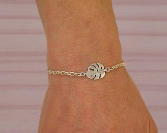 Pulsera con diseño de árbol y hojas, chapada en plata y ajustable.