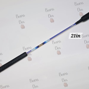 Könnte beinhalten: Ein 53 cm langer schwarz-blauer Perlenstab. Der Stab hat einen schwarzen Griff und eine Spitze mit einem blau-weiß-perlenbesetzten Mittelteil. Der Text "21in" ist auf dem Bild sichtbar.