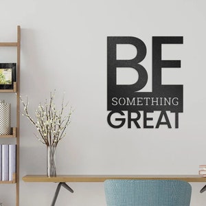 Be Something Great Metallschild • Inspirierendes Stahlschild-Dekor • Zitate-Wand-Dekor • Affirmationen Wandbehang • Positive Indoor-Wandkunst