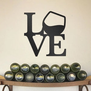 Letrero de metal Love With Wine Glass • Letrero de acero para botella de vino • Colgante de pared para bar • Ideas de regalos para amantes del vino • Presente de arte de pared para interiores y exteriores