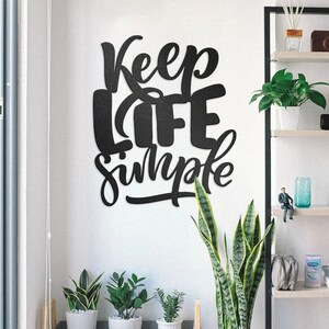Letrero de metal Keep Life Simple • Letrero de acero inspirador decorativo • Decoración de pared con citas • Afirmaciones para colgar en la pared • Arte de pared interior positivo