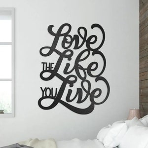 Love The Life You Live Metallschild • Dekoratives inspirierendes Stahlschild • Zitat Wanddekor • Affirmationen Wandbehang • Indoor Wandkunst