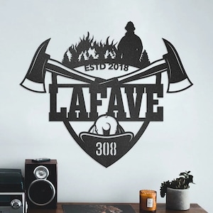 Letrero de metal de bombero personalizado • Letrero de acero de bombero personalizado • Hacha cruzada, casco, arte de pared de incendio forestal • Regalo para él • Decoración de pared interior
