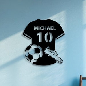 Letrero metálico de jugador de fútbol personalizado • Arte de pared de acero con nombre y número personalizados • Decoración de pared para amantes del fútbol • Ideas de regalos para colgar en la pared para él