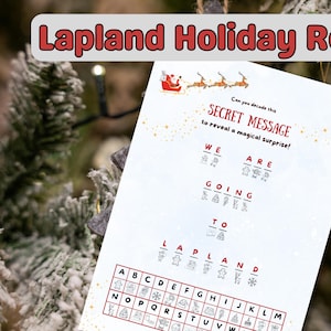 Könnte beinhalten: Ein weißes Papier mit dem Text "Lapland Holiday Reveal" und einer Geheimnachricht zum Entschlüsseln. Die Nachricht lautet "We are going to Lapland" mit einem Schlüssel unten. Der Weihnachtsmann und Rentiere sind oben.