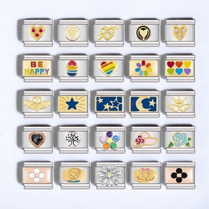 Puede incluir: Una colección de 20 pulseras con dijes coloridos con varios diseños, incluyendo corazones, estrellas, flores y animales. Los dijes están hechos de metal y esmalte y están unidos a una cadena plateada.