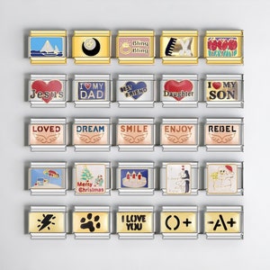 Puede incluir: Un conjunto de 20 pulseras de charms coloridos con varios diseños, que incluyen un velero, un árbol de Navidad, una huella de pata, un rayo, un corazón con la palabra "Jesús", un corazón con las palabras "Amo a mi papá", un corazón con las palabras "Mejor amigo", un corazón con las palabras "Hija", un corazón con las palabras "Amo a mi hijo", un corazón con las palabras "Amado", un corazón con las palabras "Sueño", un corazón con las palabras "Sonríe", un corazón con las palabras "Disfruta", un corazón con las palabras "Rebelde", un corazón con las palabras "Feliz Navidad", un corazón con las palabras "Te amo", un corazón con las palabras "()+" y un corazón con las palabras "-A+".