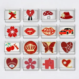 Op de afbeelding: Een set van 16 rode en gouden charmbangles met verschillende ontwerpen, waaronder harten, bloemen, kersen, een kroon, een vlinder, een auto, een paddenstoel, een hoed, een chilipeper, lippen en een puzzelstuk.