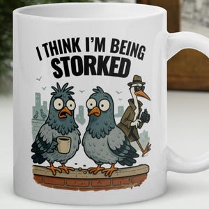 Taza divertida de paloma: "Creo que me están robando una cigüeña" - Taza con dibujos de paloma y cigüeña - Regalo para observadores de aves, aficionados a los juegos de palabras y amantes de los animales