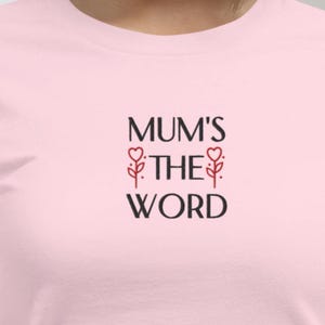 Muttertag besticktes T-Shirt, &quot;Mama ist das Wort&quot; Gestickte Herzblumen, Mamas Geburtstagsgeschenk, stilvolles Mamageschenk