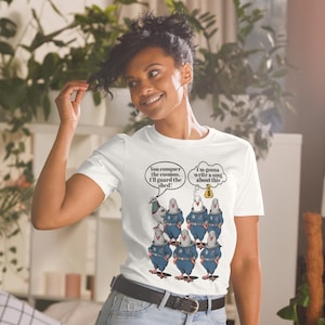 Camiseta divertida de paloma espacial: «Tú conquistas el cosmos, yo cuido el cobertizo» – Palomas de dibujos animados – Carrera espacial – Regalo de pájaro con humor seco