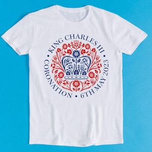 チャールズ3世戴冠記念品 赤 青 紋章 バッジ 英国Tシャツ ユニオンジャック旗 イングランド王冠 クールギフトTシャツ K1054