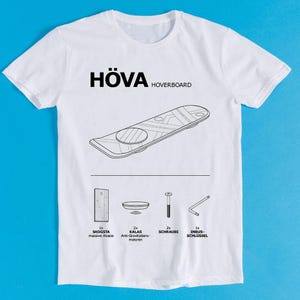 以下が含まれることがあります： HÖVA HOVERBOARDと書かれたホバーボードの黒い線画がプリントされた白いTシャツ。ボードの下には、1x SKOGSTA massive Akazie、2x KALAS Anti-Gravitationsmotoren、2x SCHRAUBE、1x INBUS-SCHLÜSSELとラベル付けされたコンポーネントのイラストが描かれています。
