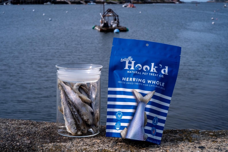 Totally Hook'd Herring Pet Treats 1-Ingredient & 100% Natural Freeze-Dried image 2