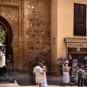 turisti in Spagna foto, negozio di souvenir in Alhambra stampa, lunga esposizione di turisti in metallo, tela o stampa su carta, arte dei vacanzieri in Europa