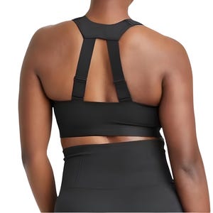 Puede incluir: Sujetador deportivo negro con tirantes ajustables y un dise&ntilde;o de soporte. El sujetador presenta un estilo de espalda deportiva con una banda ancha debajo del busto para mayor soporte. La tela parece ser un material suave y atl&eacute;tico.