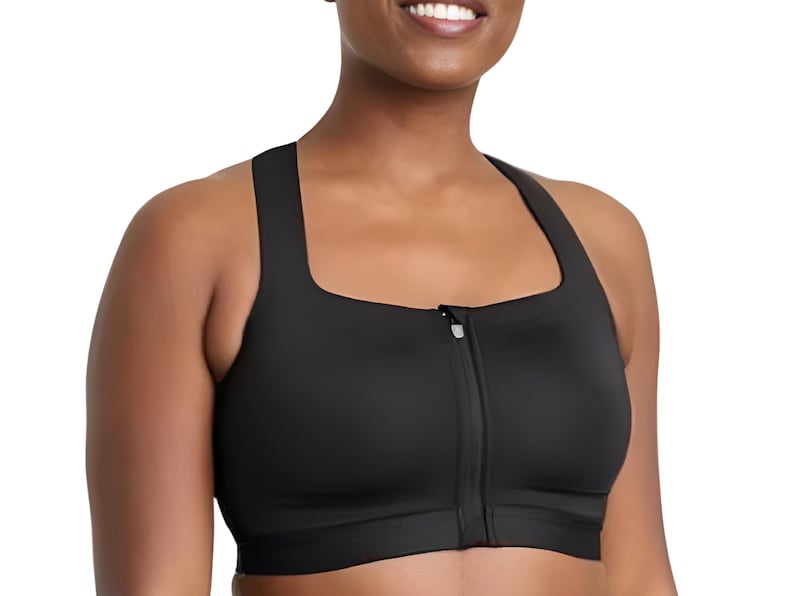 Puede incluir: Sujetador deportivo negro con escote cuadrado y cierre de cremallera frontal. El sujetador tiene tirantes anchos y un dise&ntilde;o liso. La imagen muestra un primer plano, destacando la est&eacute;tica elegante y moderna del sujetador.