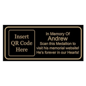 Könnte beinhalten: Schwarze rechteckige Plakette mit goldener Beschriftung. Die Plakette lautet "QR-Code hier einfügen" und "In Gedenken an Andrew. Scannen Sie diese Medaille, um seine Gedenkwebsite zu besuchen! Er ist für immer in unseren Herzen!"