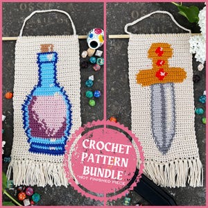 Könnte beinhalten: Häkelmuster-Paket für eine Zaubertrankflasche und einen Dolch. Die Muster sind auf gehäkelten Wandbehängen mit Fransen dargestellt. Der Text "Crochet Pattern Bundle" befindet sich auf einem rosafarbenen Kreis mit einem abgenutzten Look.