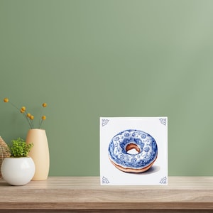 Arte delle piastrelle in ceramica blu Delft con ciambella smaltata, Dunkin Donuts o Krispy Kreme, arte gastronomica, arte della ciambella, design olandese di arte alimentare, regalo gastronomico immagine 3