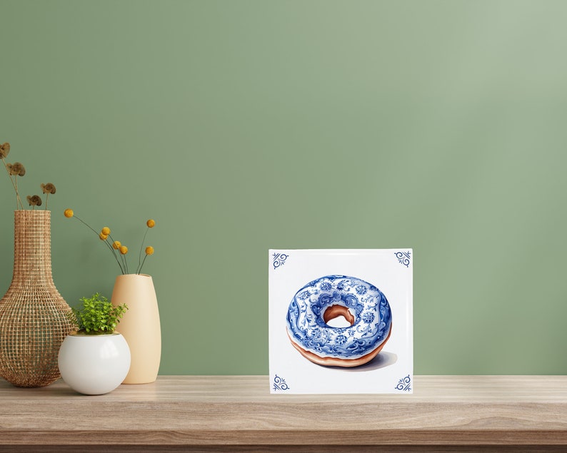 Arte delle piastrelle in ceramica blu Delft con ciambella smaltata, Dunkin Donuts o Krispy Kreme, arte gastronomica, arte della ciambella, design olandese di arte alimentare, regalo gastronomico immagine 3