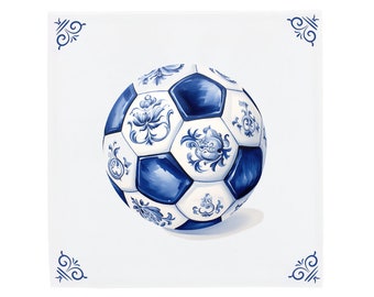 Könnte beinhalten: Ein weißer Fußball mit blauen und weißen Blumenmustern. Der Ball befindet sich auf einem weißen Hintergrund mit blauen Eckdesigns.