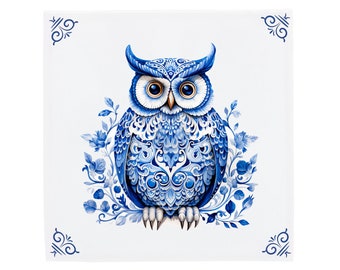 Delfts Blauwe Keramiektegel: Mollige Uil | Modern Nederlands design, handgemaakte keramische kunst, unieke woondecoratie en cadeau, traditionele charme