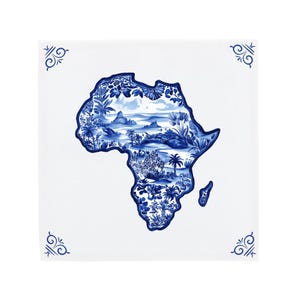 Puede incluir: Azulejo de cerámica cuadrado blanco con una ilustración azul y blanca del continente africano. El continente está lleno de un diseño de paisaje detallado. Los acentos de esquina azules decorativos completan el diseño.